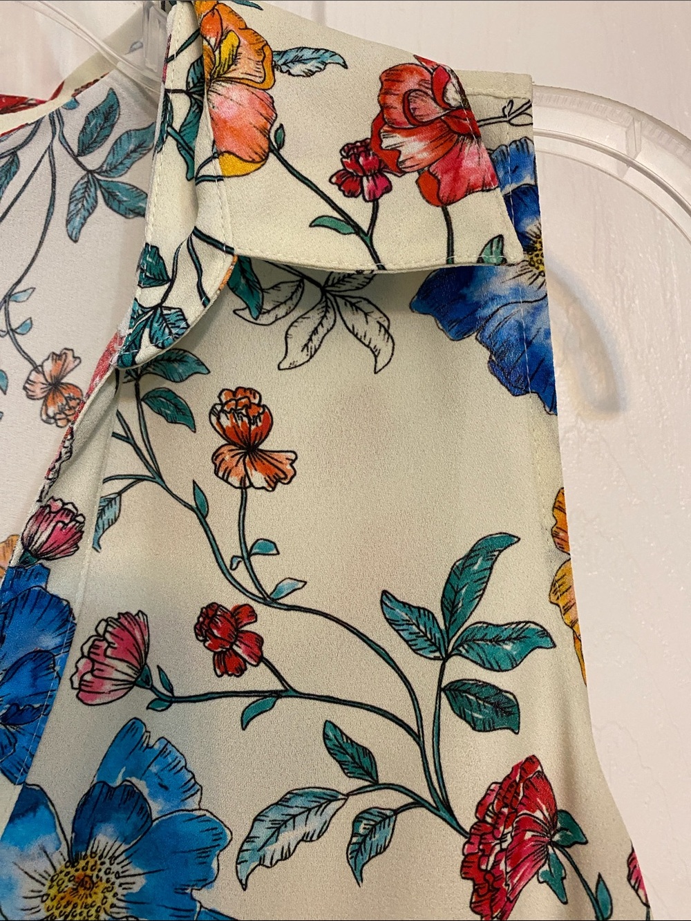 Express Sleeveless Floral Button-Up Top in Cream, Blue, Red, Yellow - Picture 5 of 7